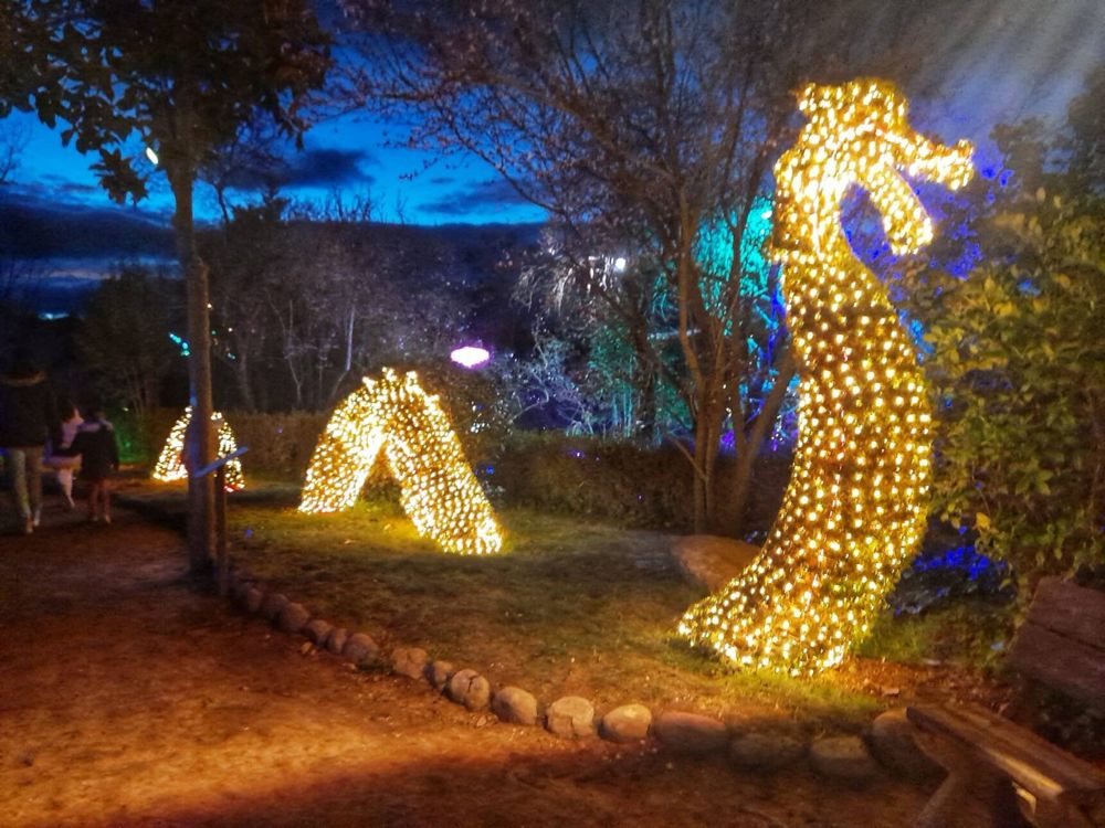 El monstruo del lago Ness iluminado en El Bosque Encantado