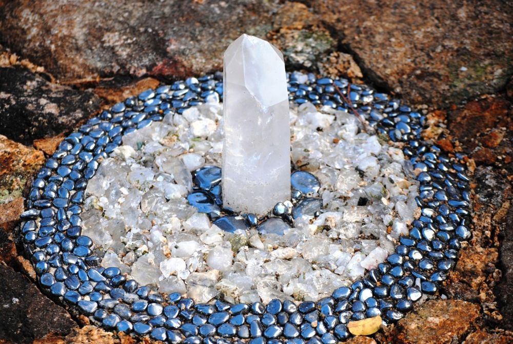 Punta de cuarzo en el centro de un círculo de piedras