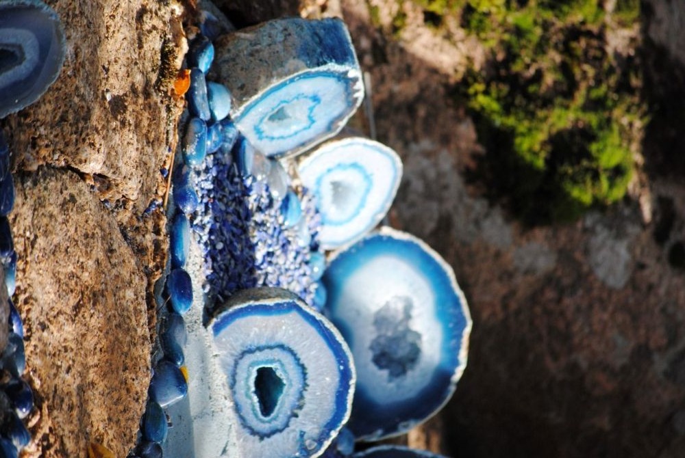 Rodajas de ágata azul colocadas sobre la roca