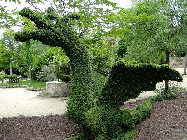 Dragón de escultura vegetal en El Bosque Encantado