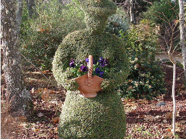Escultura vegetal de una figura materna