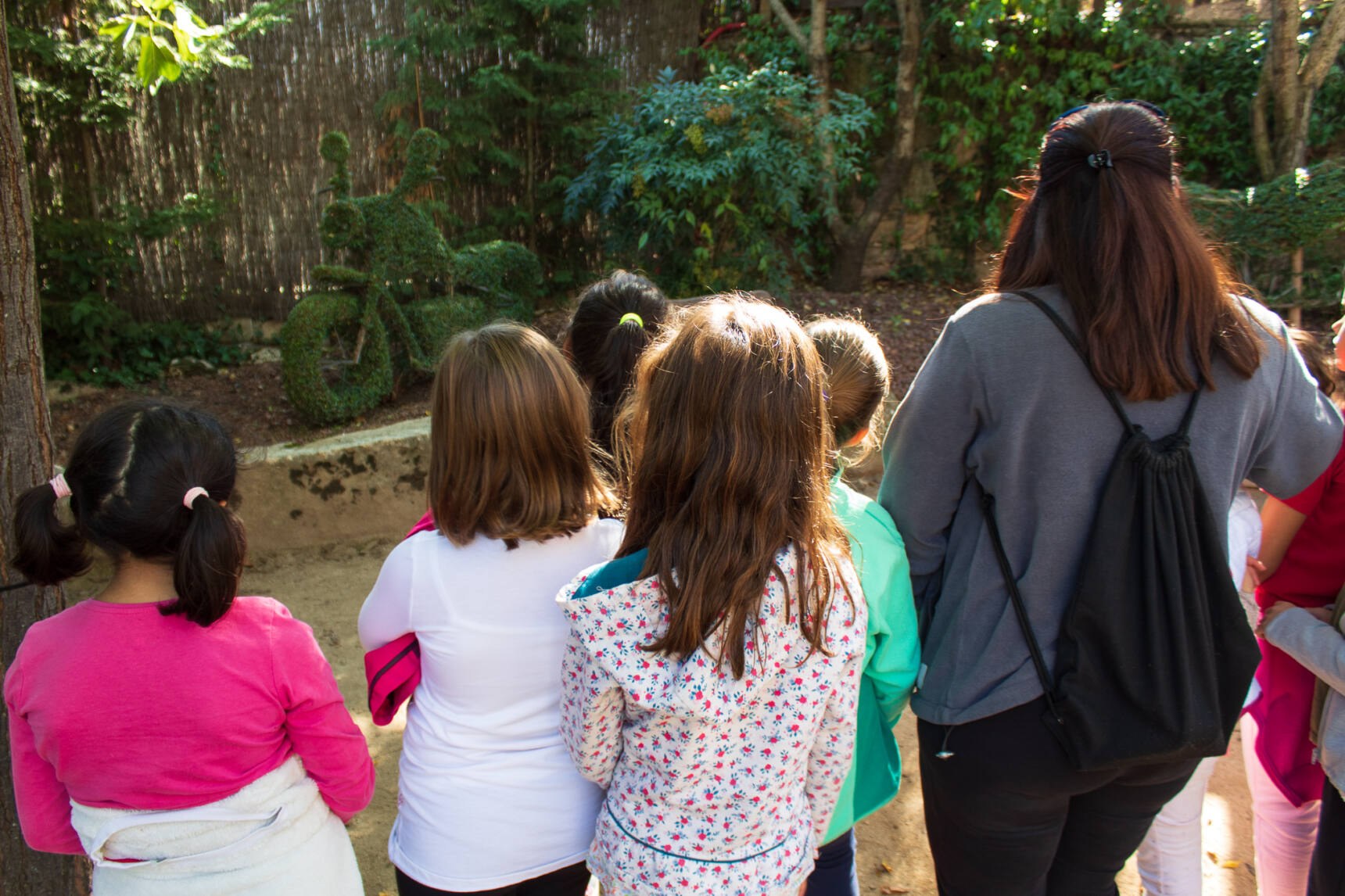 NIños en El Bosque Encantado, un jardín botánico único en Europa que se encuentra en San Martín de Valdeiglesias, Madrid