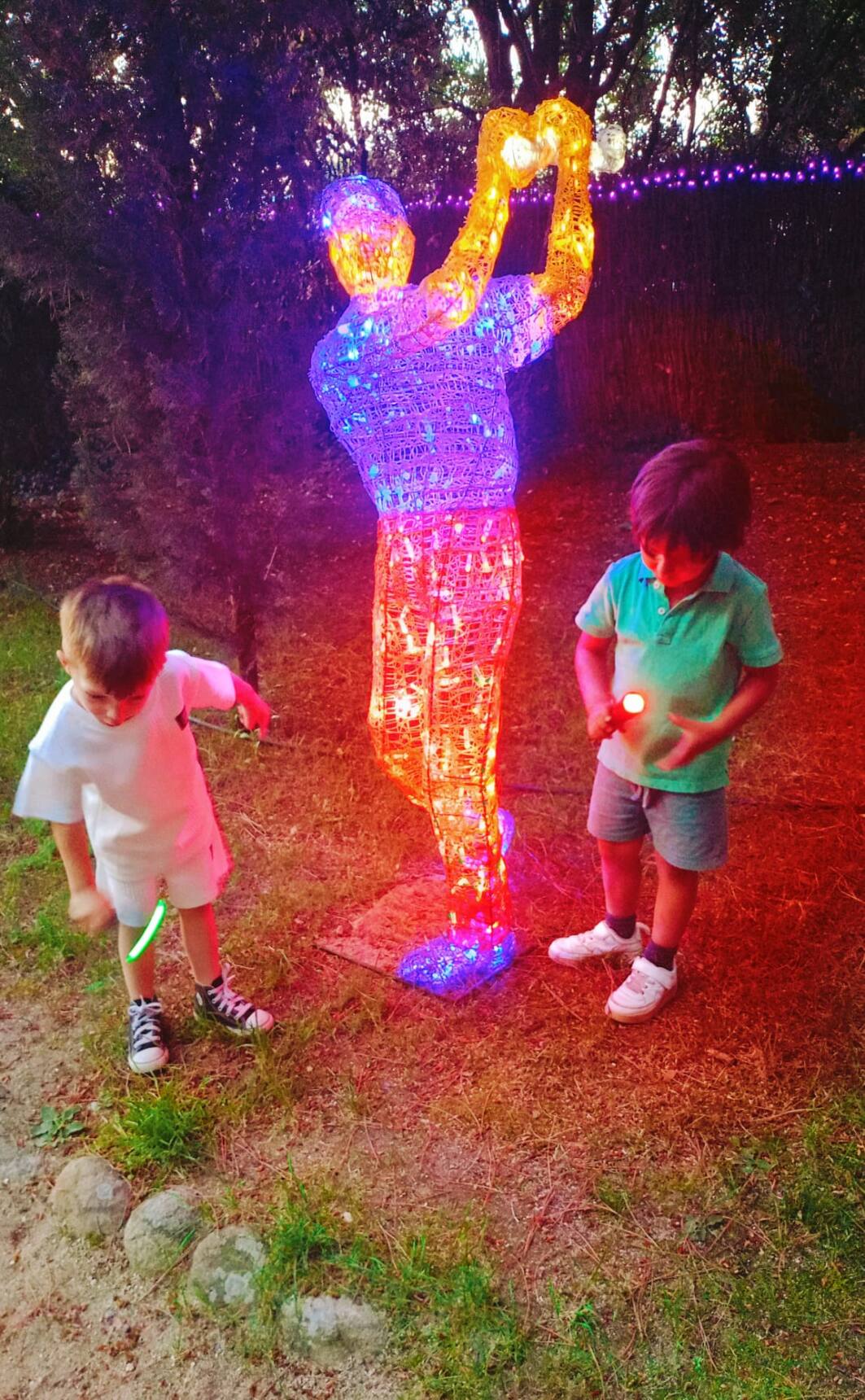 Plan infantil: El Bosque Encantado en Madrid se convierte en todo un espectáculo de luces al anochecer