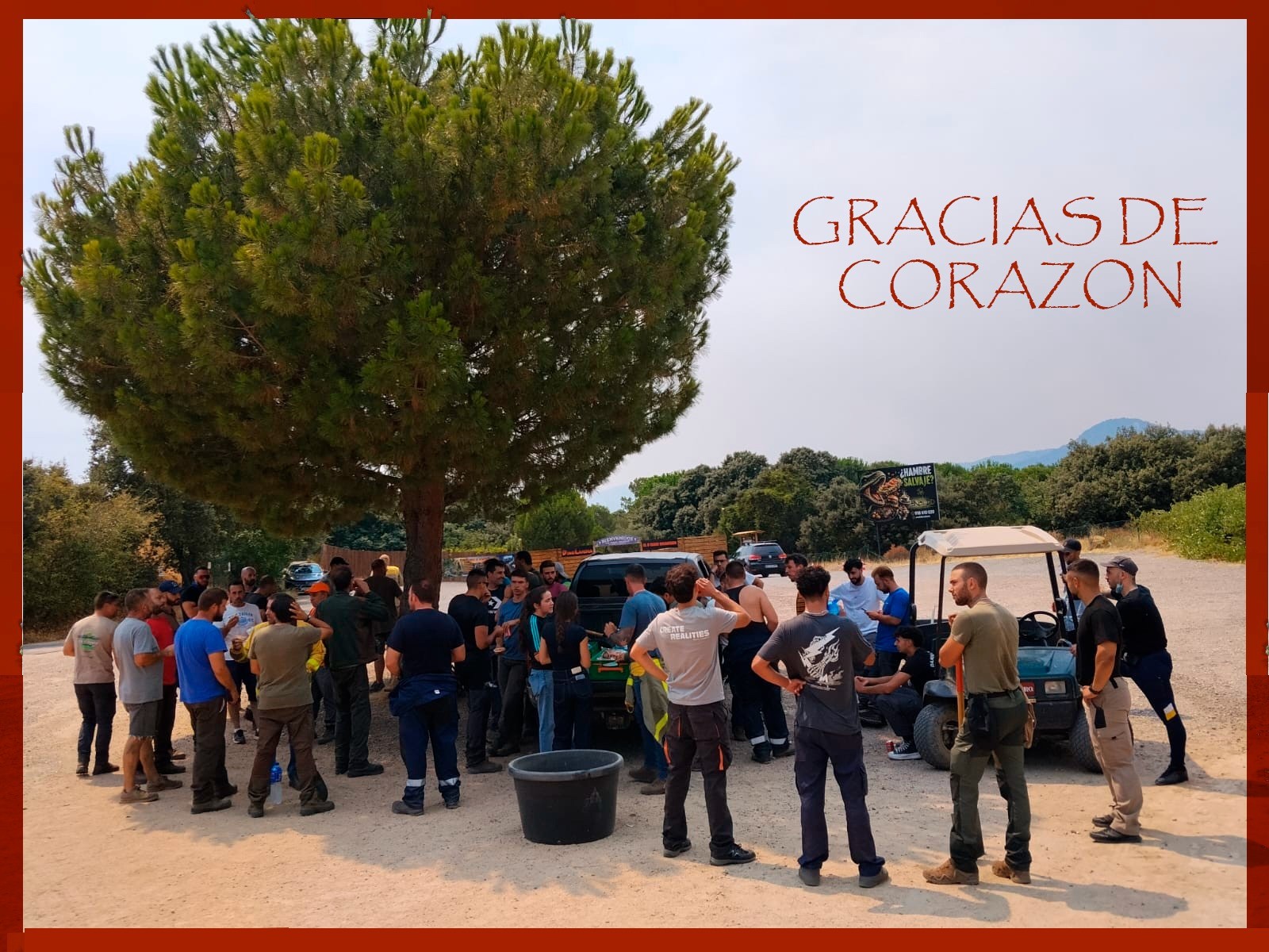 Bomberos y voluntarios nos ayudan para que el fuego no llegara a El Bosque Encantado y Dinolandia